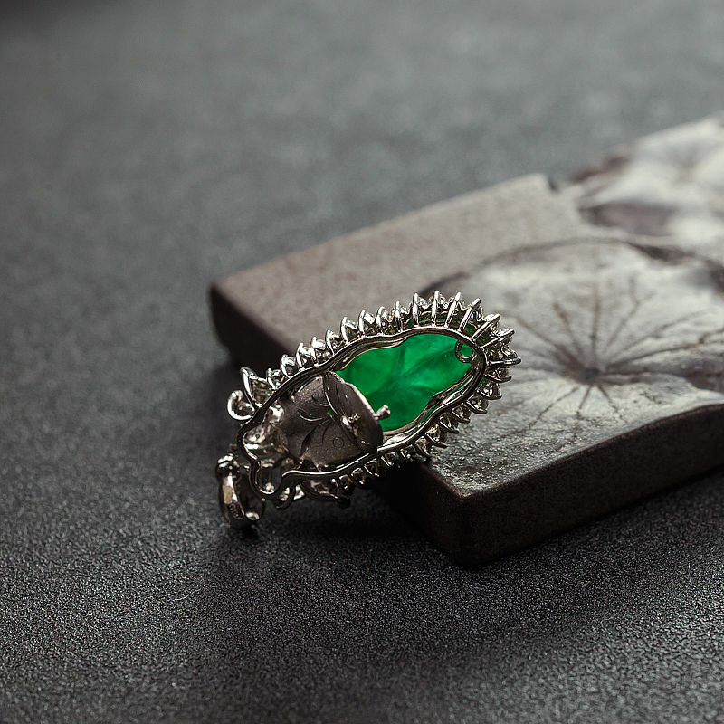 18K金镶钻糯冰种翡翠叶子吊坠-红掌柜