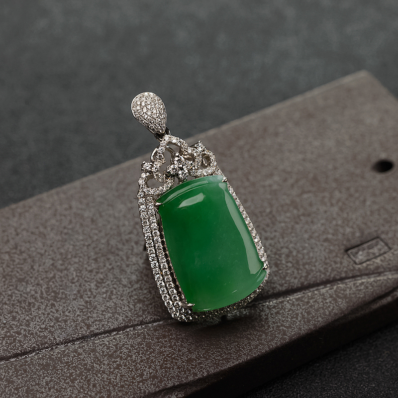 糯种阳绿翡翠吊坠-红掌柜