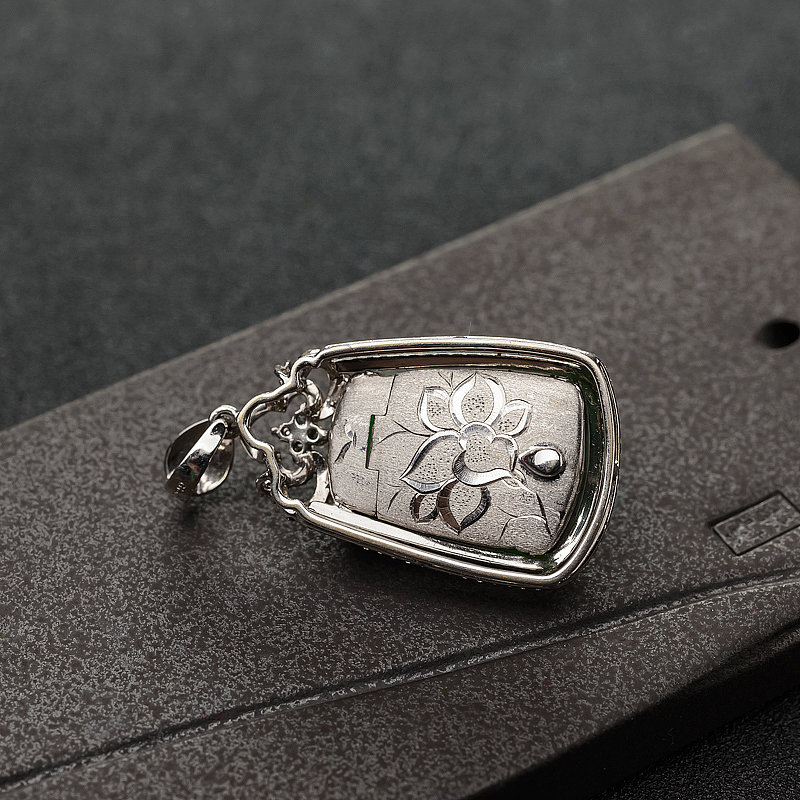 18K金镶钻阳绿翡翠吊坠-红掌柜