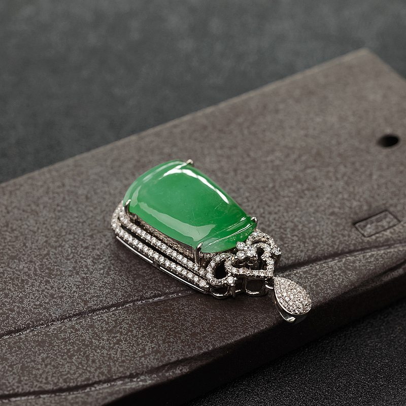 18K金镶钻翡翠吊坠-红掌柜