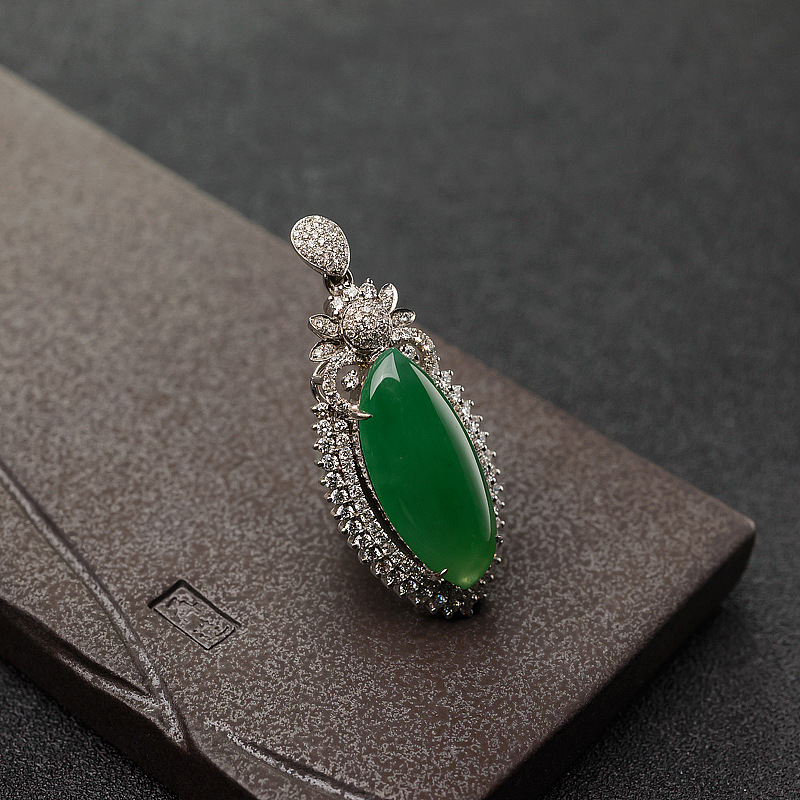 糯种阳绿翡翠吊坠-红掌柜