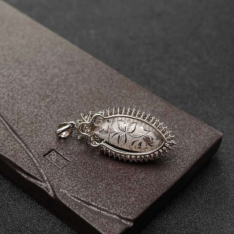 18K金镶钻阳绿翡翠吊坠-红掌柜