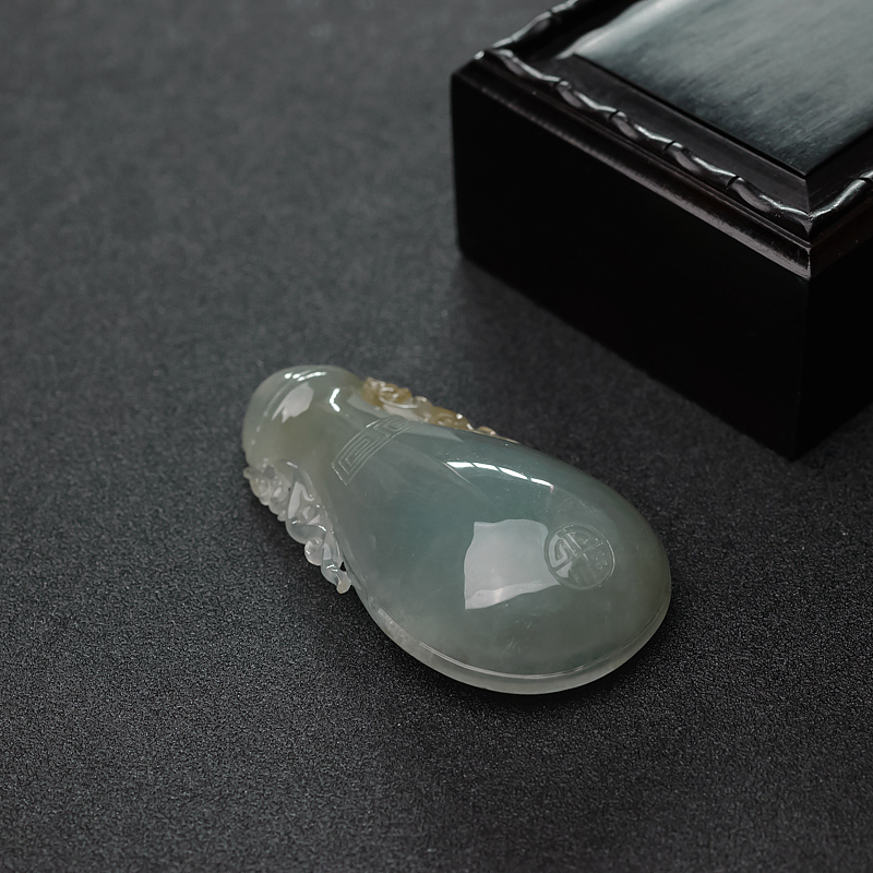 糯种俏色翡翠吊坠-红掌柜