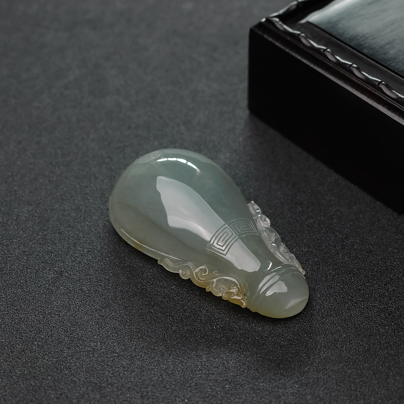 糯种俏色翡翠宝瓶-红掌柜