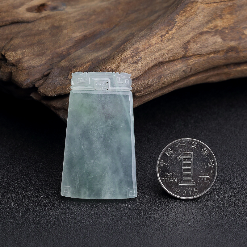 糯冰种浅绿翡翠吊坠-红掌柜