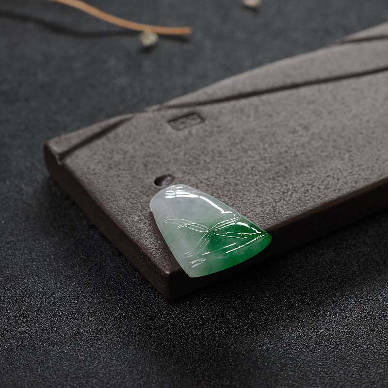 糯种飘翠翡翠吊坠-红掌柜