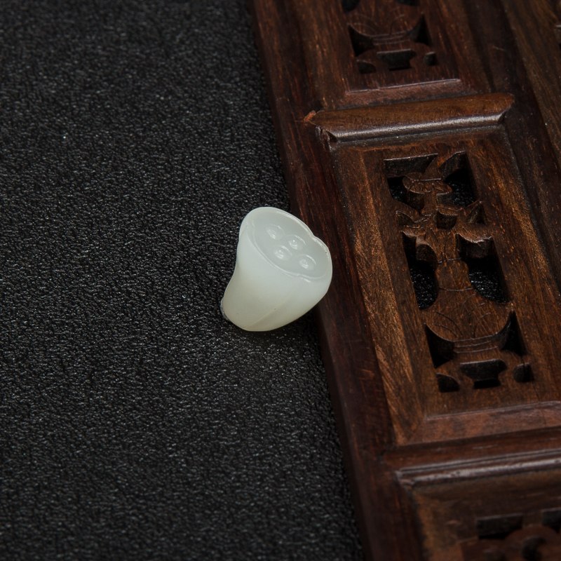 新疆和田白玉莲蓬吊坠-红掌柜