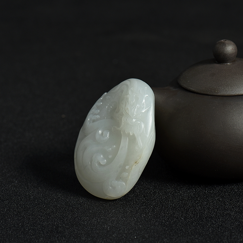 和田白玉籽料龙牌吊坠-红掌柜