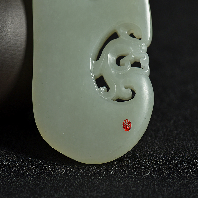 青白玉龙纹吊坠-红掌柜