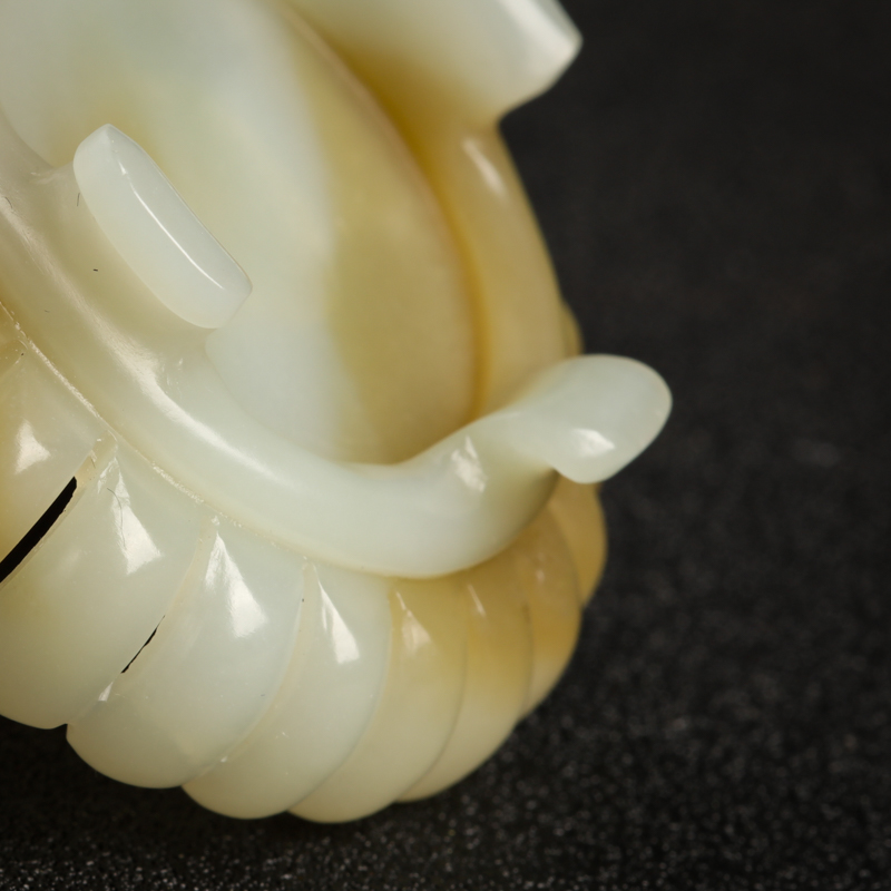 天然俏色和田玉山料摆件-红掌柜