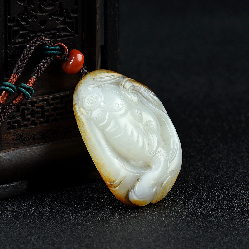 俏色和田玉籽料吉人天相吊坠-红掌柜