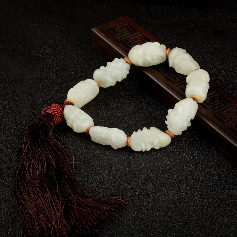 新疆俏色和田玉罗汉手把件-红掌柜