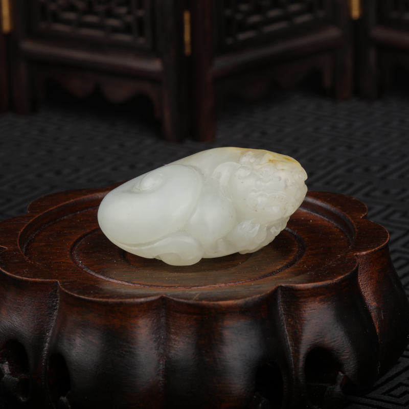 籽料俏色和田玉瑞兽吊坠-红掌柜