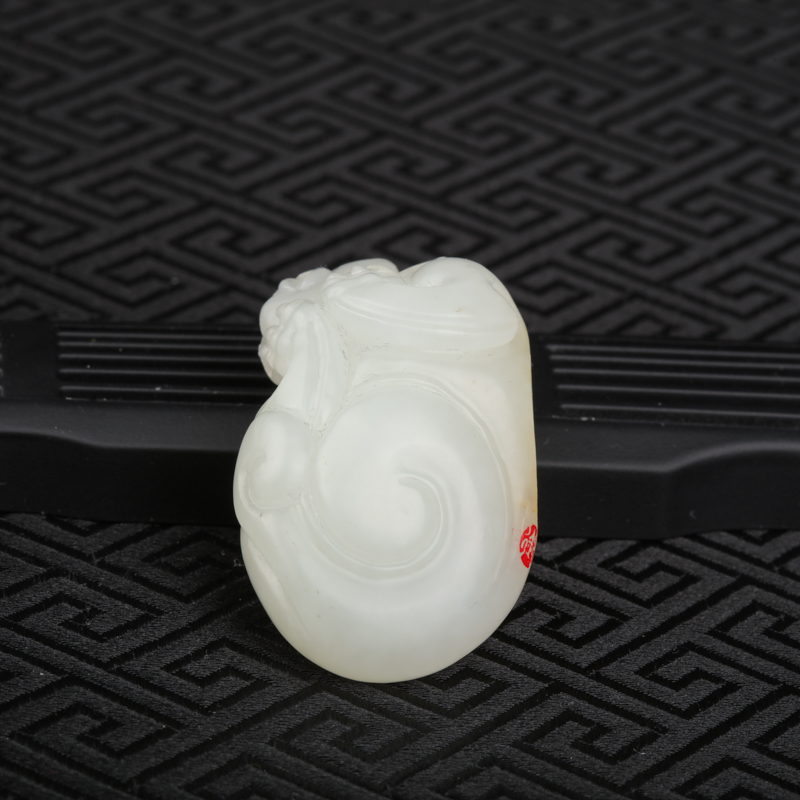 新疆天然籽料俏色和田玉瑞兽吊坠-红掌柜