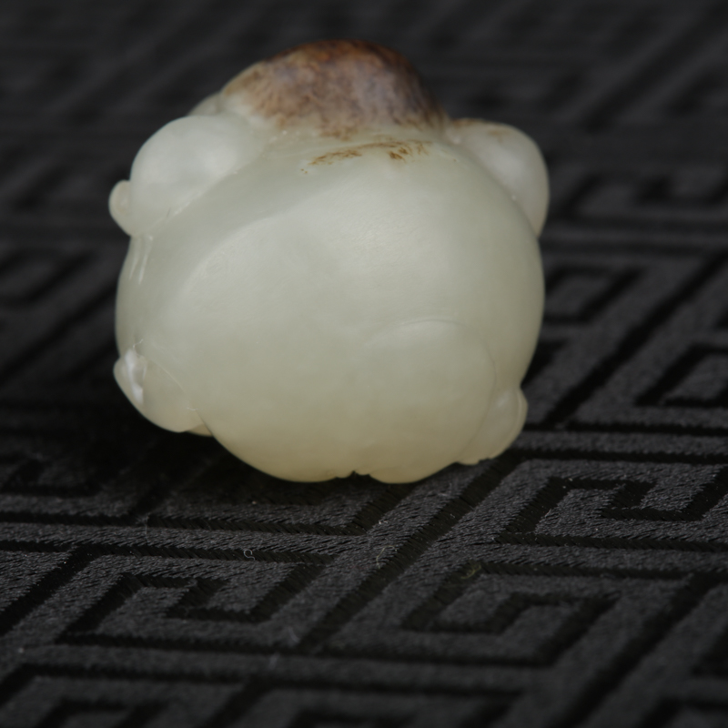 天然籽料俏色和田玉亥猪吊坠-红掌柜