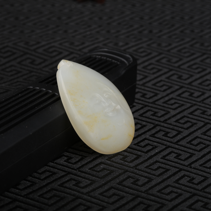 籽料俏色和田玉吊坠-红掌柜