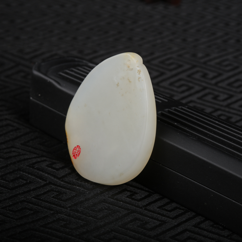 和田玉俏色籽料长眉罗汉吊坠-红掌柜