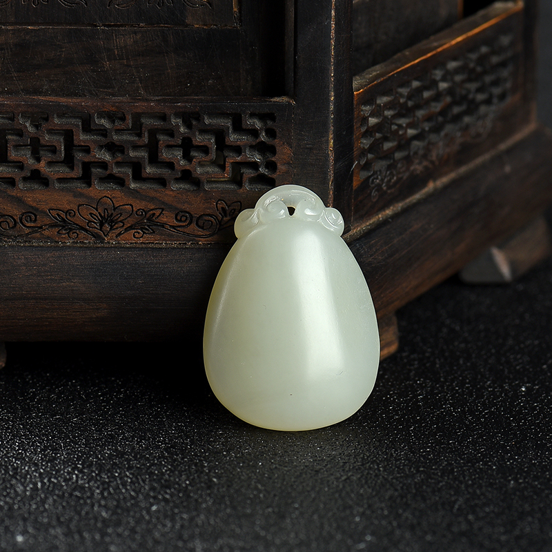 籽料和田青白玉随形吊坠-红掌柜