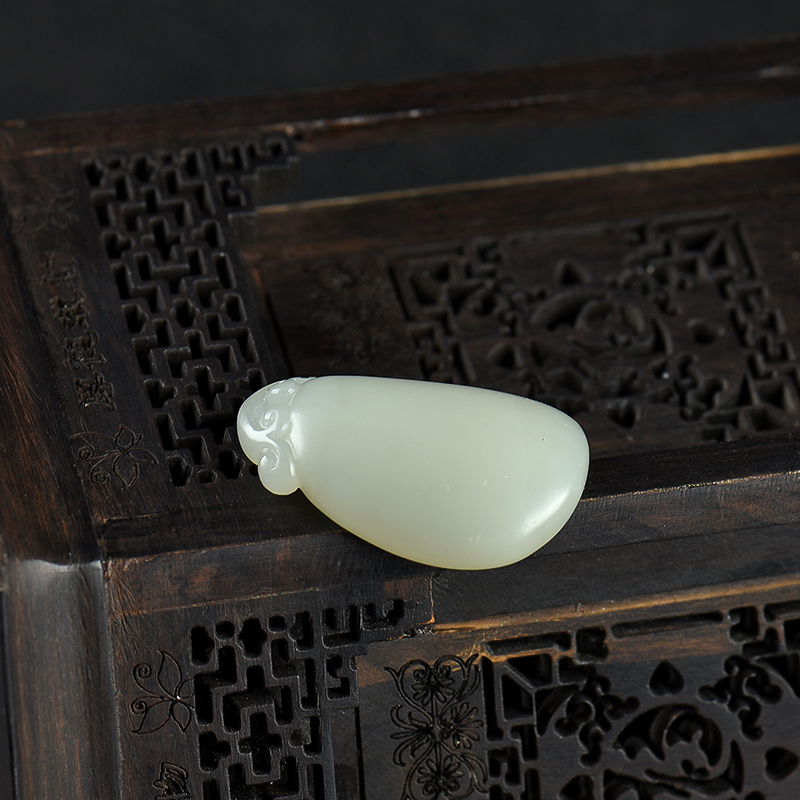 新疆天然籽料和田玉随形吊坠-红掌柜