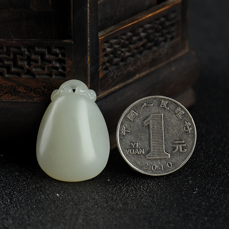 新疆籽料和田青白玉随形吊坠-红掌柜