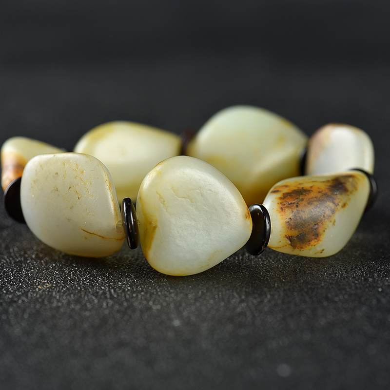 俏色和田玉籽料-红掌柜