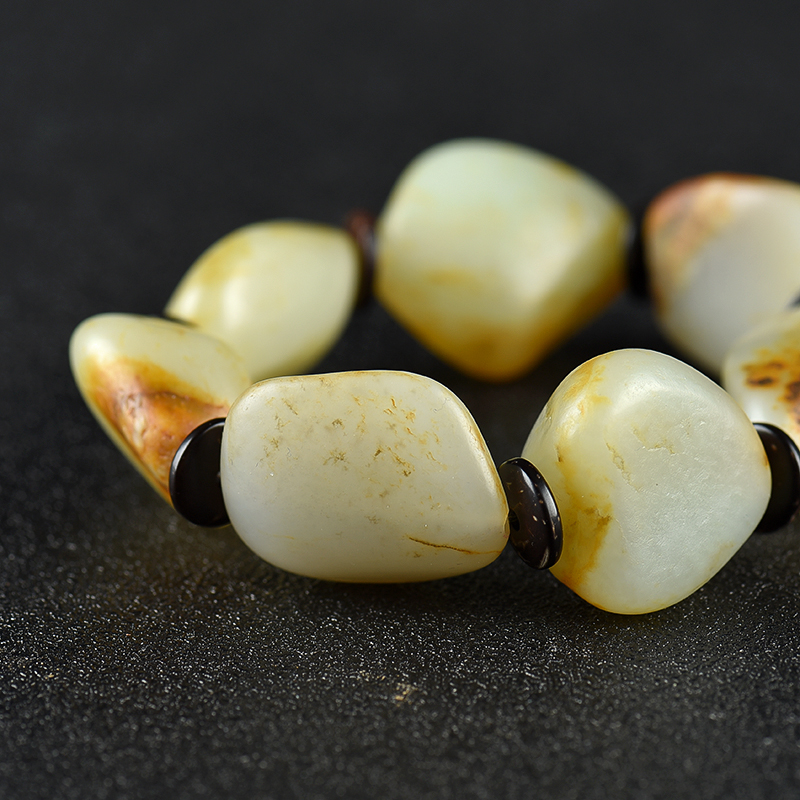 新疆天然籽料俏色和田玉-红掌柜