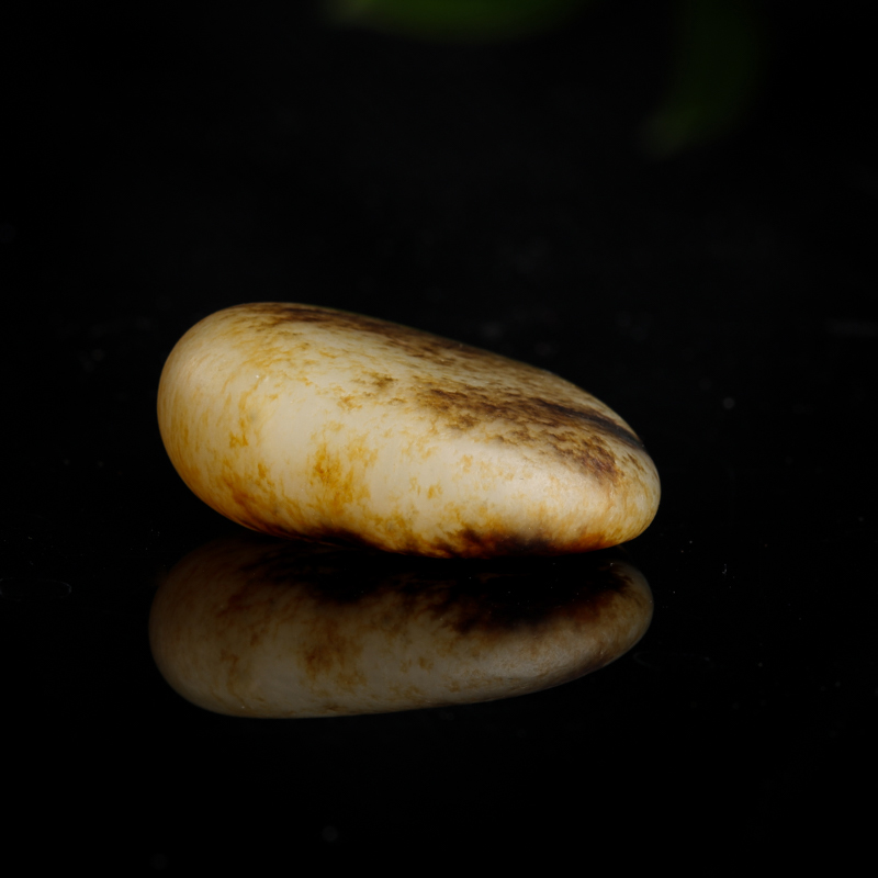 俏色和田玉随形吊坠-红掌柜