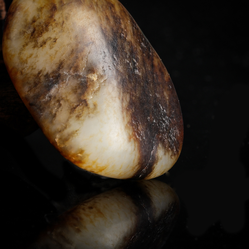 籽料俏色和田玉随形吊坠-红掌柜