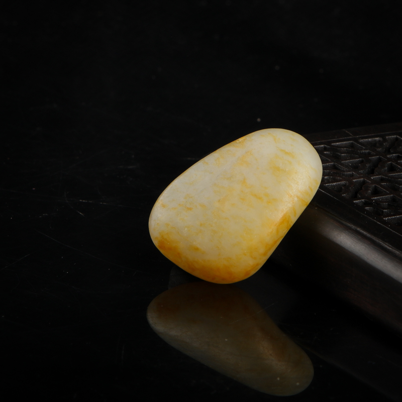 天然俏色和田玉随形原矿-红掌柜