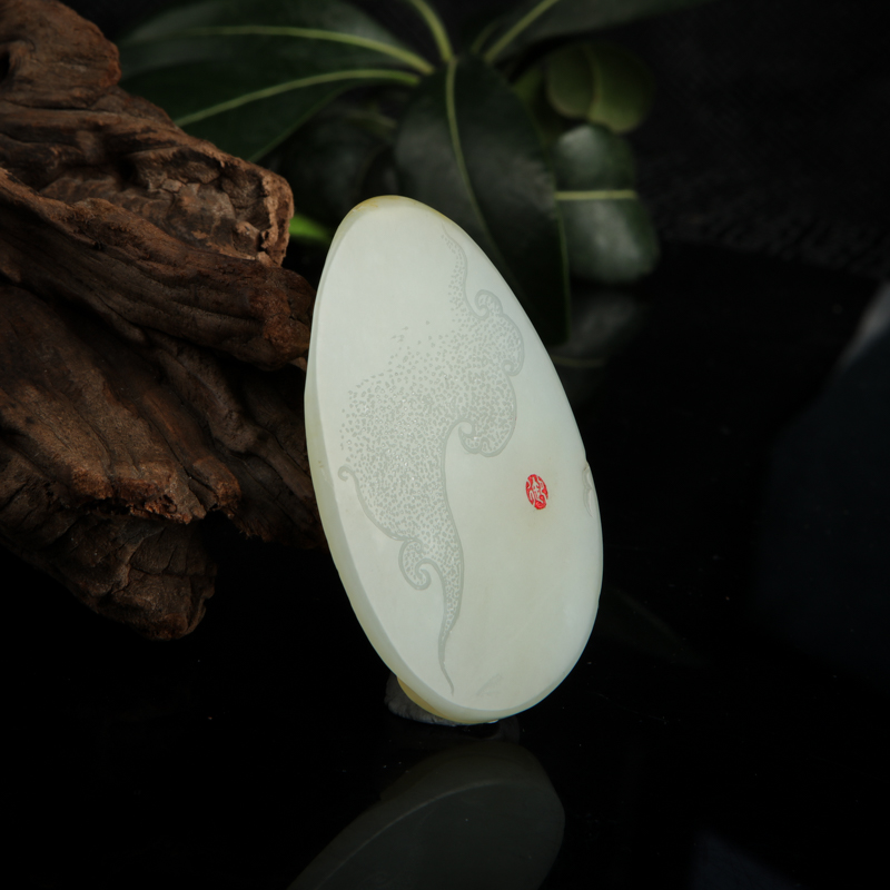 新疆籽料俏色和田玉瑞兽吊坠-红掌柜