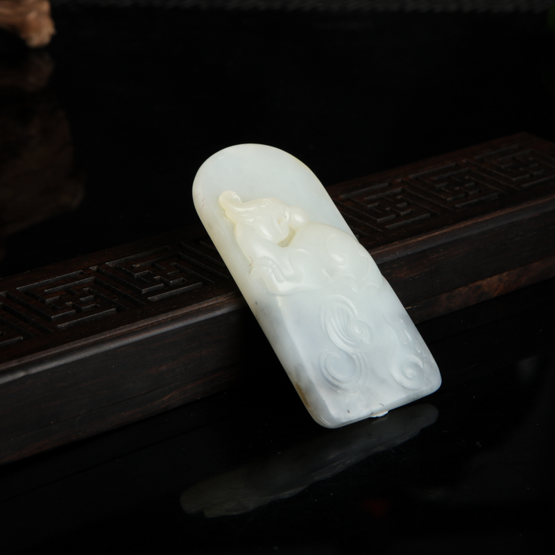 和田青花玉瑞兽吊坠-红掌柜