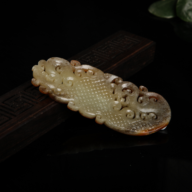 俏色和田玉镂空仿古龙纹吊坠-红掌柜