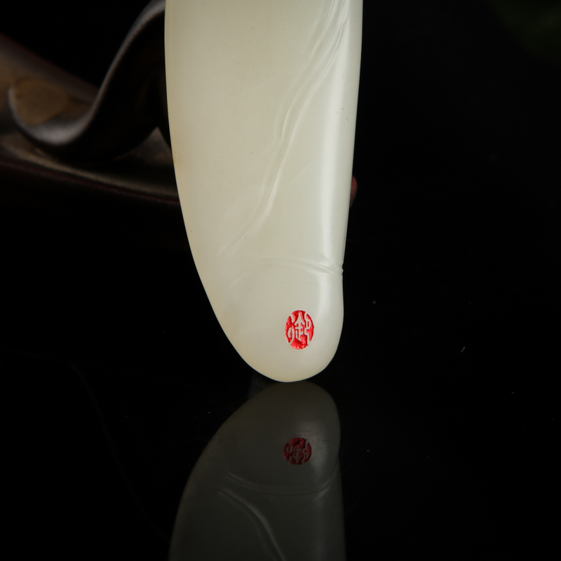 天然籽料俏色和田玉吊坠-红掌柜