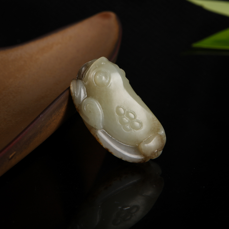 和田白玉三脚蟾吊坠-红掌柜