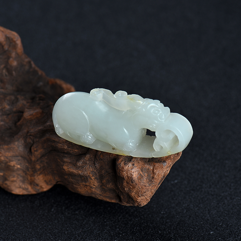 籽料俏色和田玉貔貅摆件-红掌柜