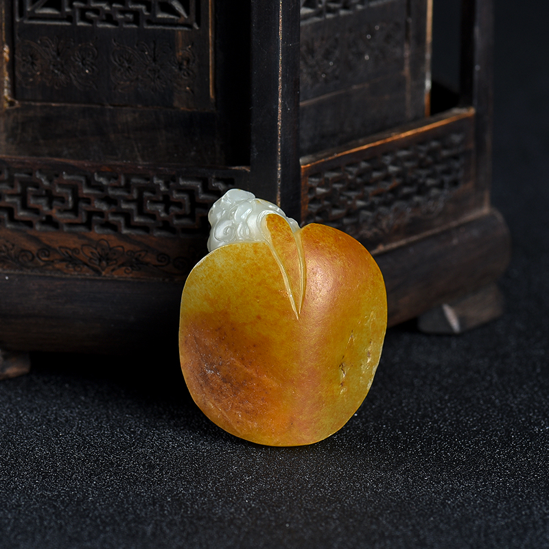 籽料俏色和田玉龙龟吊坠-红掌柜