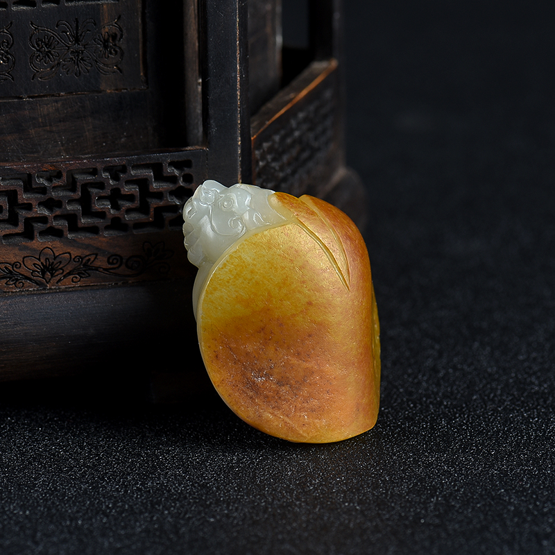 俏色和田玉龙龟吊坠-红掌柜