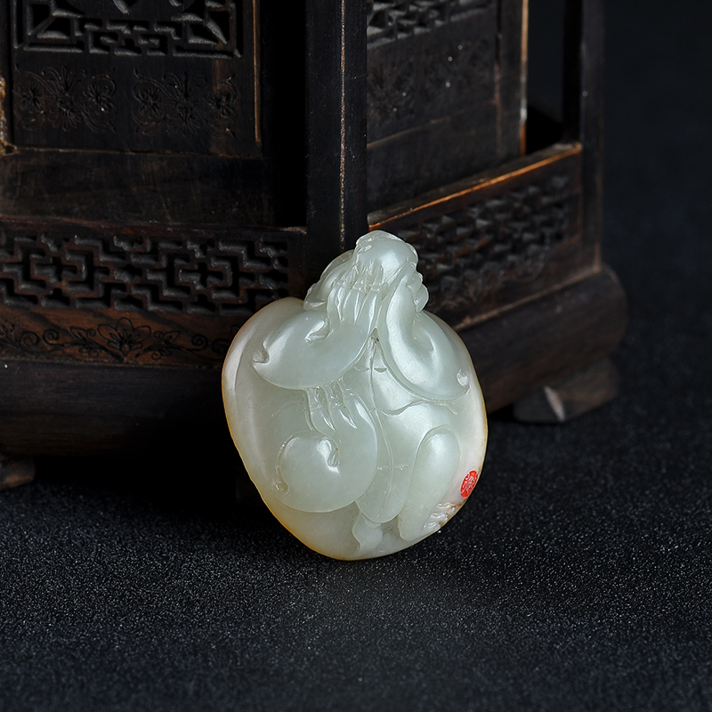 籽料俏色和田玉吊坠-红掌柜