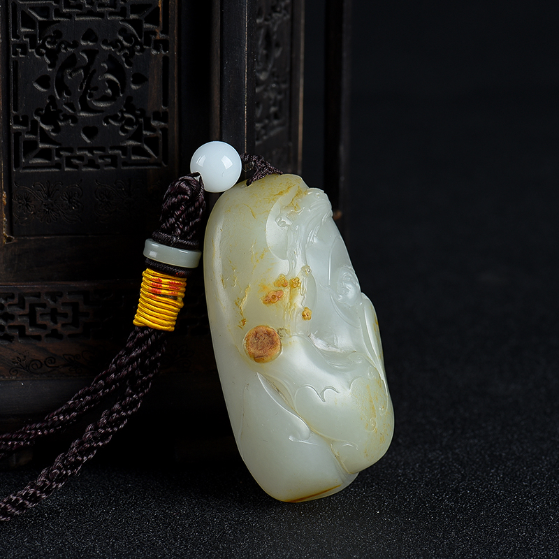 俏色和田玉梅花放翁吊坠-红掌柜