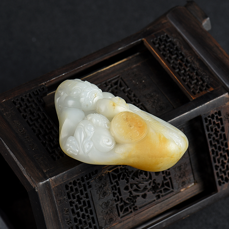 天然籽料俏色和田玉手把件-红掌柜