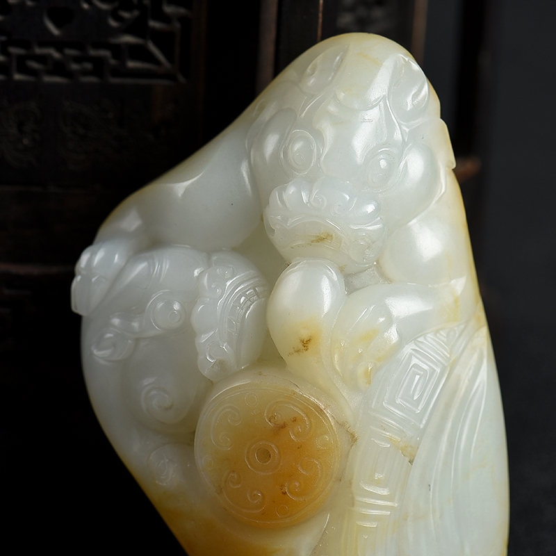 俏色和田玉貔貅手把件-红掌柜