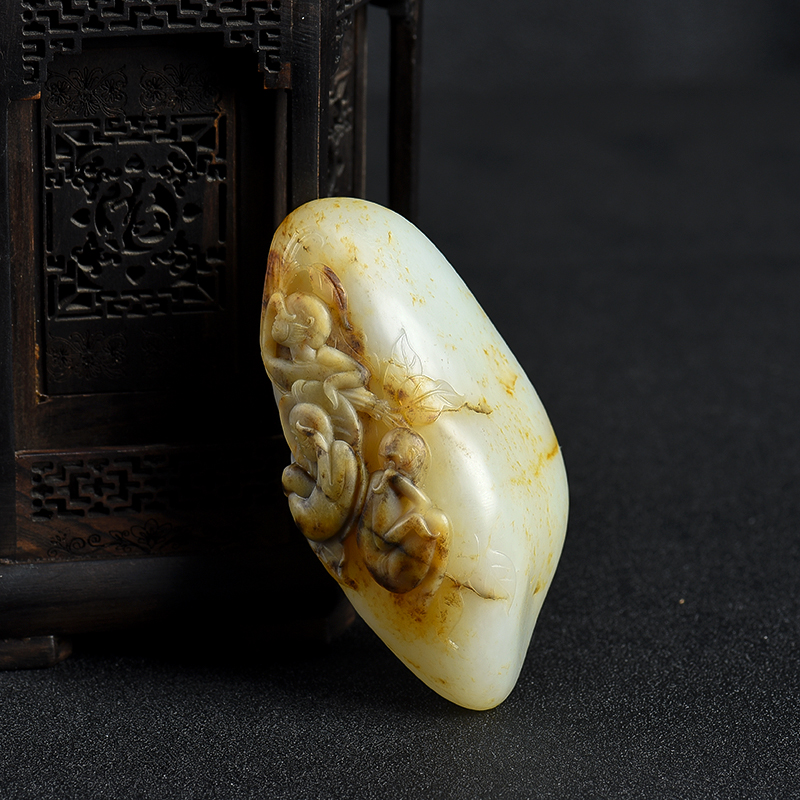 俏色和田玉三不猴手把件-红掌柜