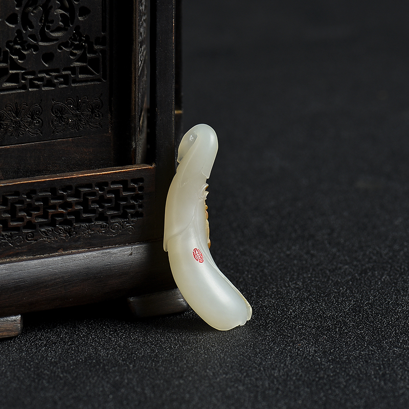 籽料俏色和田玉玉兰花吊坠-红掌柜