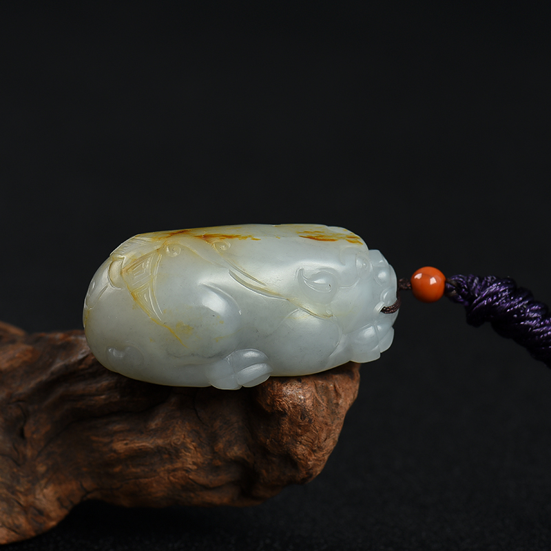 新疆天然籽料俏色和田玉瑞兽吊坠-红掌柜