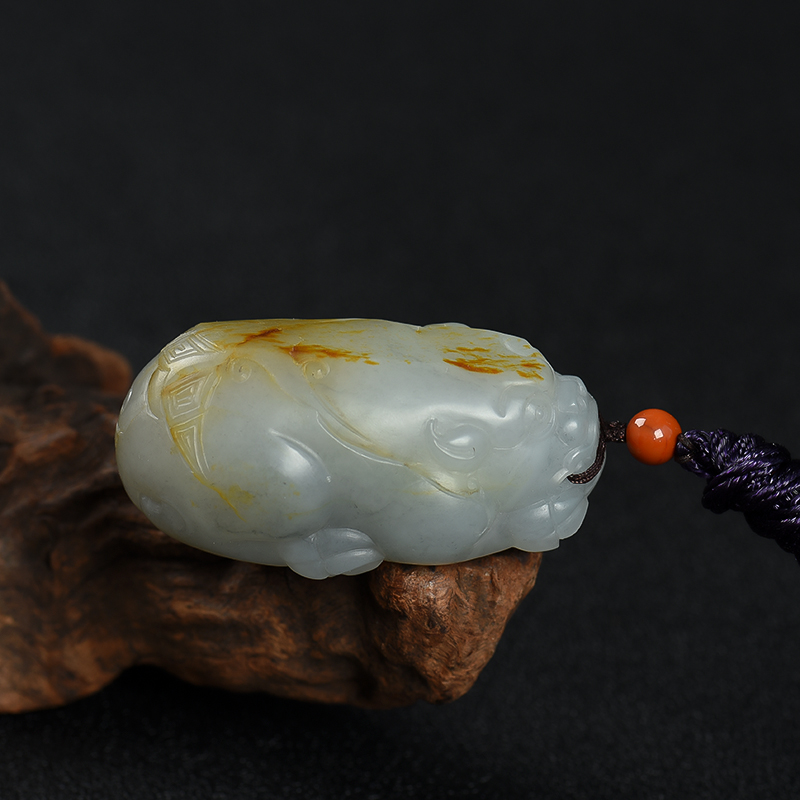 天然籽料俏色和田玉瑞兽吊坠-红掌柜