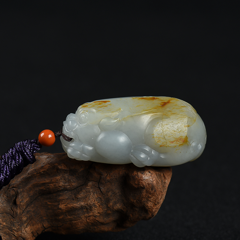新疆籽料俏色和田玉瑞兽吊坠-红掌柜