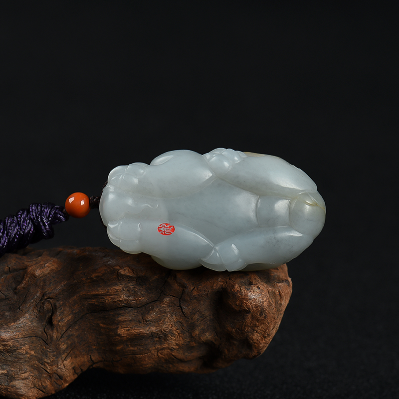新疆天然俏色和田玉瑞兽吊坠-红掌柜