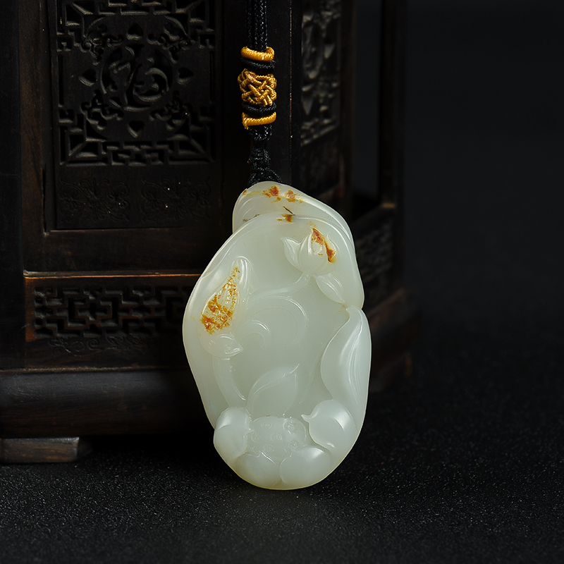 新疆天然籽料俏色和田玉一品清廉吊坠-红掌柜