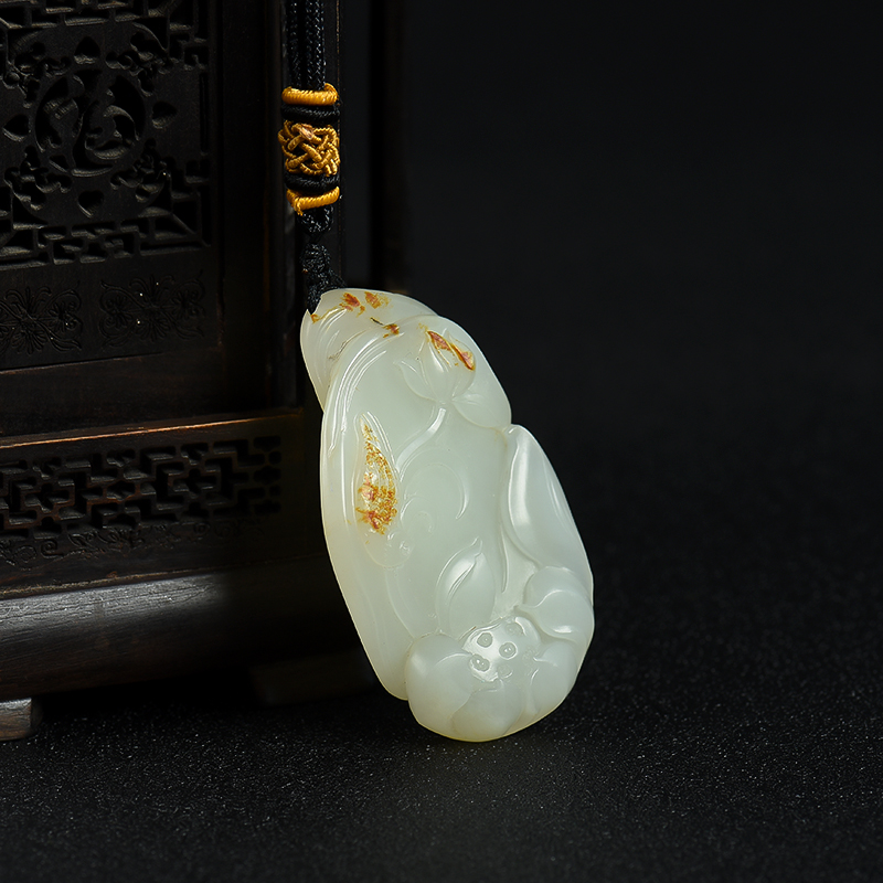 天然籽料俏色和田玉一品清廉吊坠-红掌柜