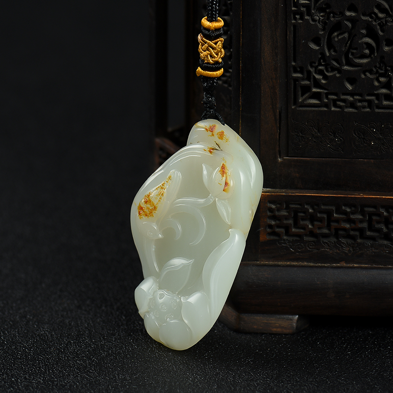 新疆籽料俏色和田玉一品清廉吊坠-红掌柜